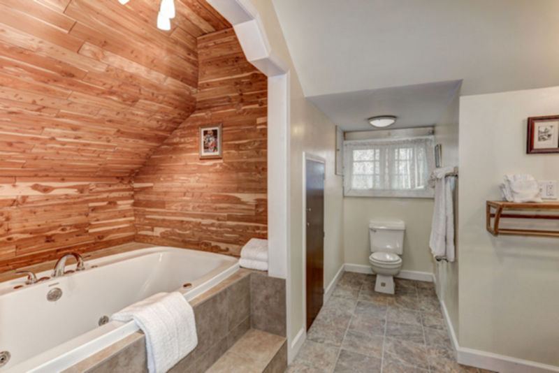 Jetted tub bathroom in the Edwards Suite